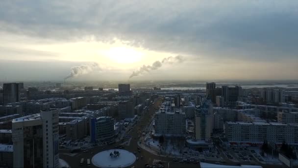 Vlucht over de stad in de winter. Panorama van de stad vanuit de lucht — Stockvideo