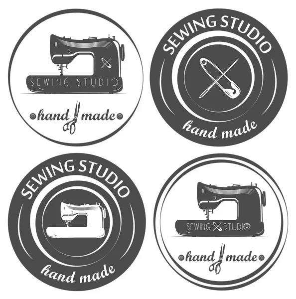 Maßgeschneidertes Logo, Emblem, Etiketten. Nähmaschine, Nadel und Schere. — Stockvektor