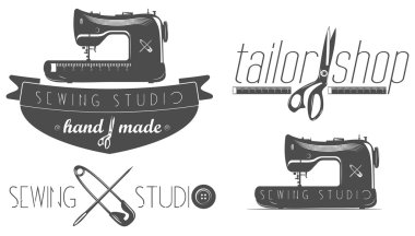 Terzi logo, amblem, etiketleri kümesi. Dikiş makinesi, iğne ve makas.