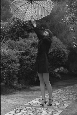 güzel kız yağmurdan gizleme