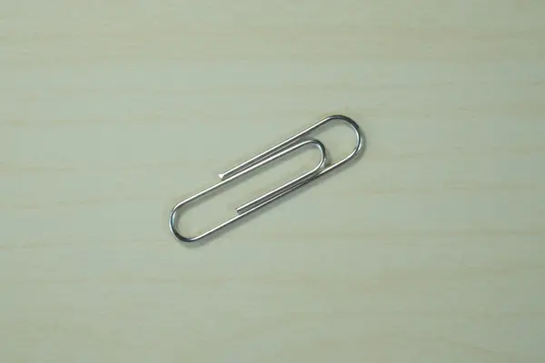 Ahşap arka plan üzerinde ataç