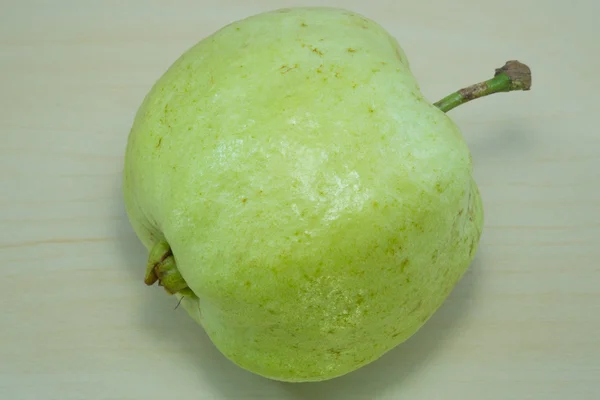 ahşap arka plan üzerinde guava