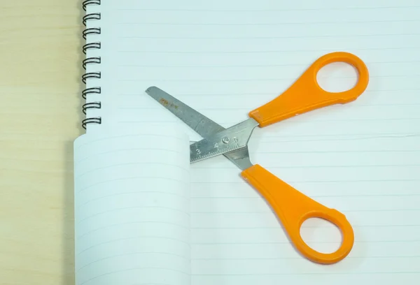 makas ve açık defter ile boş beyaz sayfalar