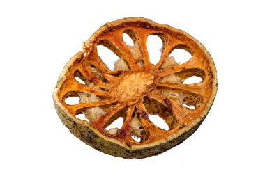 Beyaz arkaplanda kurutulmuş ayva dilimleri