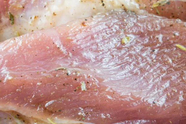 Baharat ve otlar ile ham Marine domuz pirzolası