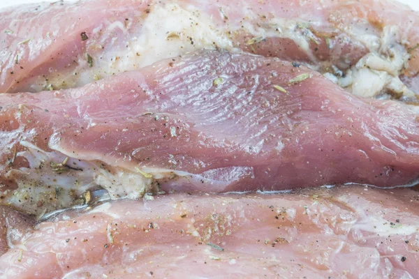 Baharat ve otlar ile ham Marine domuz pirzolası