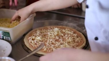 Pizza hamur zaten domates sos ile kaplı üzerinde tepesi peynir koyarak