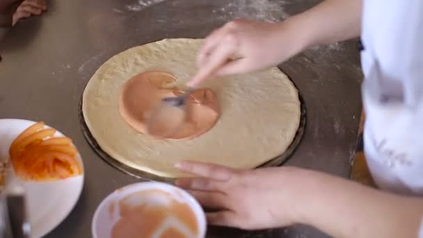 Chef preparando pizza, close-up — Vídeo de Stock