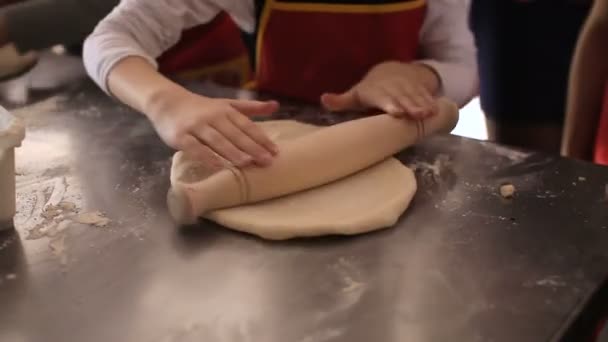 Rolling dough of pizza — стоковое видео