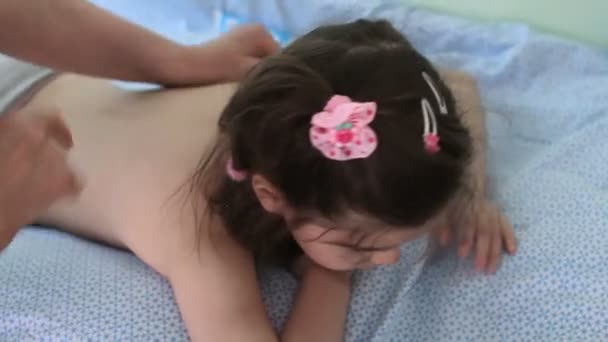 Девочка наслаждается массажем — стоковое видео
