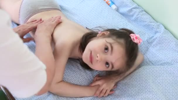 Meisje van de baby massage genieten — Stockvideo