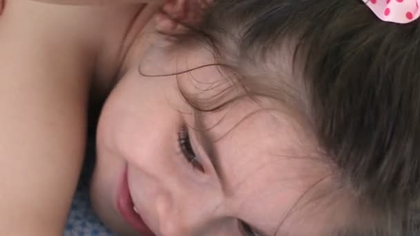 Meisje van de baby massage genieten — Stockvideo