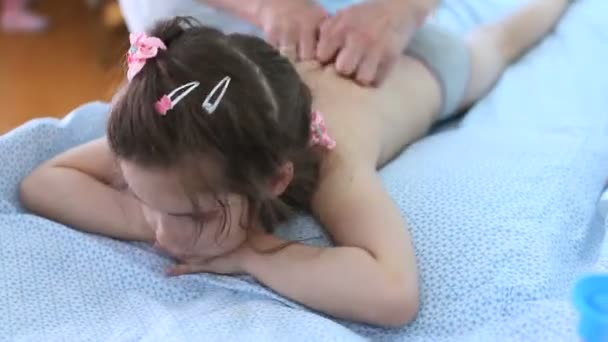 Meisje van de baby massage genieten — Stockvideo