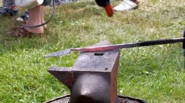 Sonra çekiç ile demir çubuk yangın forge sürdüğü bir demirci modelleri.