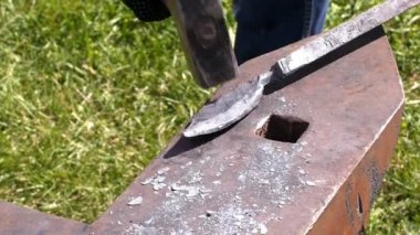 Sonra çekiç ile demir çubuk yangın forge sürdüğü bir demirci modelleri.