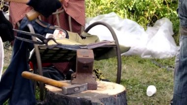 Sonra çekiç ile demir çubuk yangın forge sürdüğü bir demirci modelleri.