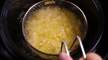 Kızarmış patates. Patates yağda kızartılmış. Patates kızartması.