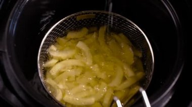 Kızarmış patates. Patates yağda kızartılmış. Patates kızartması.