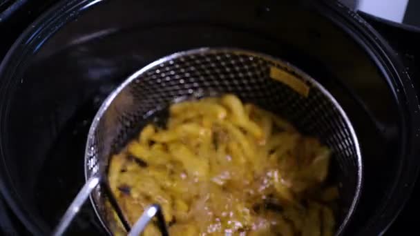 Smažené brambory. Brambory smažené v oleji. Hranolky. — Stock video