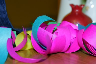 küçük renkli masada kağıt parçaları