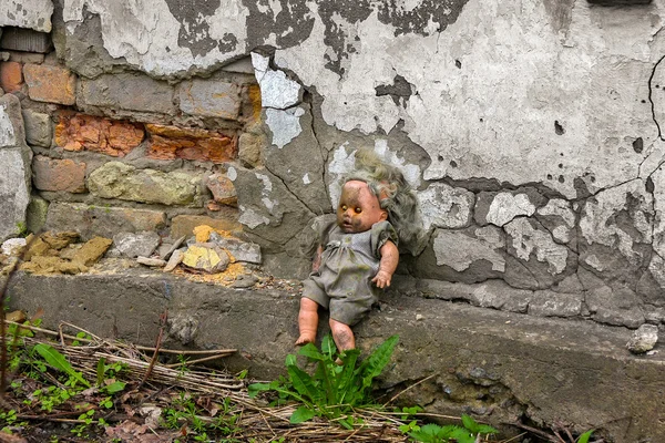 eski evin bahçesinde bir çocuk oyuncak için zaman durdu