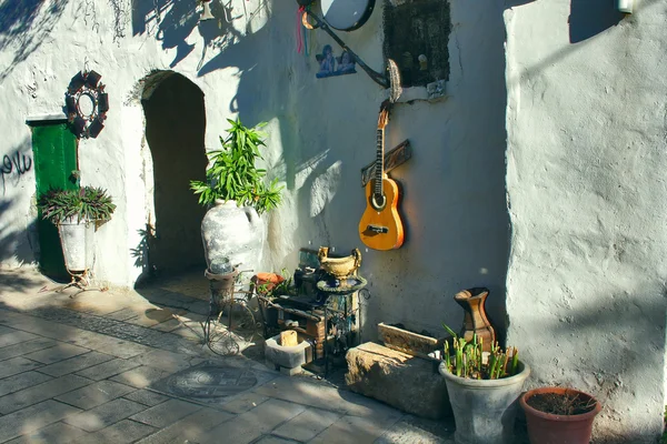 eski courtyard çeşitli ev eşyaları ve h ile dekore edilmiştir.