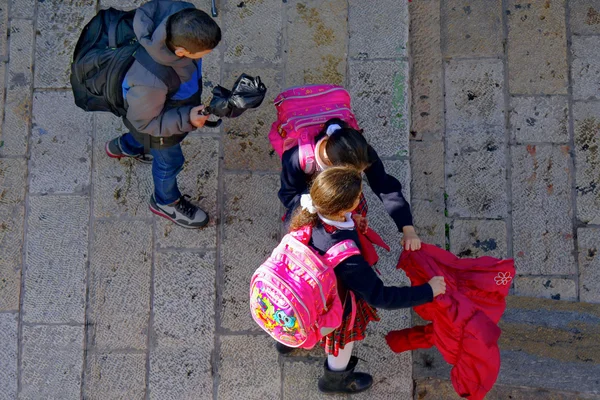 Çocuk yürümek ve eğlenceli bir gün bahçede
