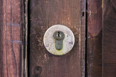 Kırmızı Pano duvar closeup eski mandal