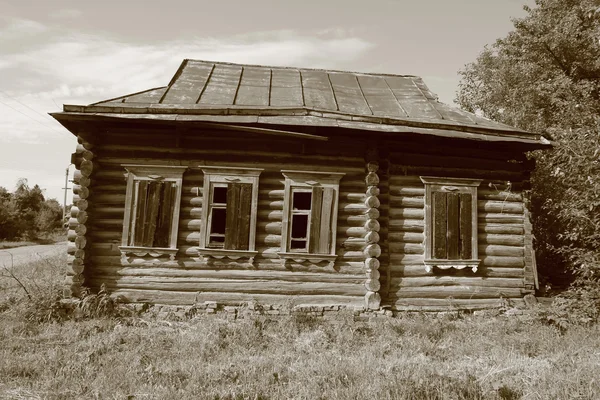 Velha casa de madeira abandonada de um andar na aldeia russa — Fotografia de Stock