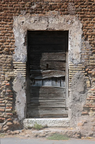 古いレンガの壁、ローマ、イタリアで切られた placks の古代の木製のドア — ストック写真