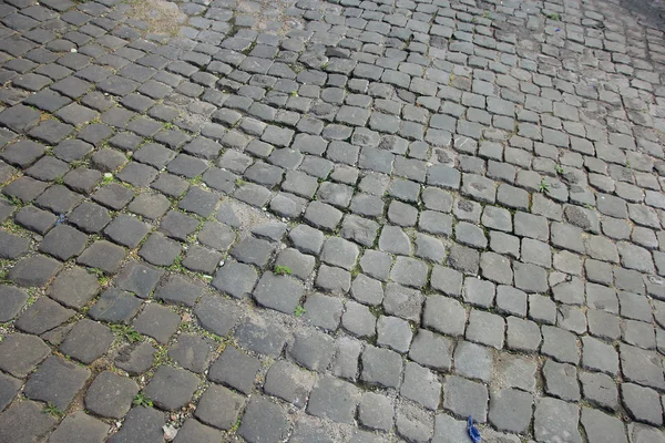 Starożytnych rzymskich zdezelowanym małych kwadratowych brukiem kamiennym w Rzymie, Ita — Zdjęcie stockowe