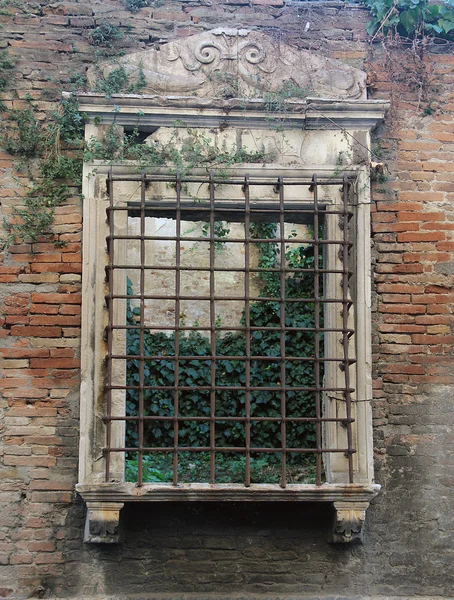 Apertura histórica de la ventana con barras en la antigua casa romana — Foto de Stock