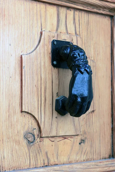 Antyczny czarny metalowe drzwi Kołatka w postaci ręki. Rzym, Włochy — Zdjęcie stockowe