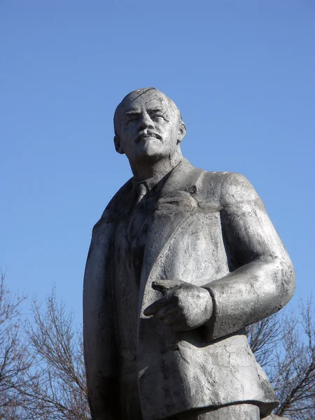 Monumento histórico metálico de Lenin en perspectiva en pequeño ruso —  Fotos de Stock