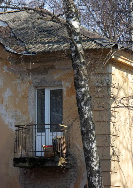 Eski yıkık balcon ile sarı iki katlı bina harap