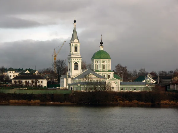 Szerény ortodox kolostor a Volga folyó, Tver, Oroszország — Stock Fotó