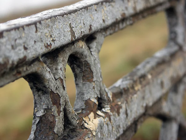 Old iron fence with peeling paint of bridge in Tver, Russia — Stock Photo, Image