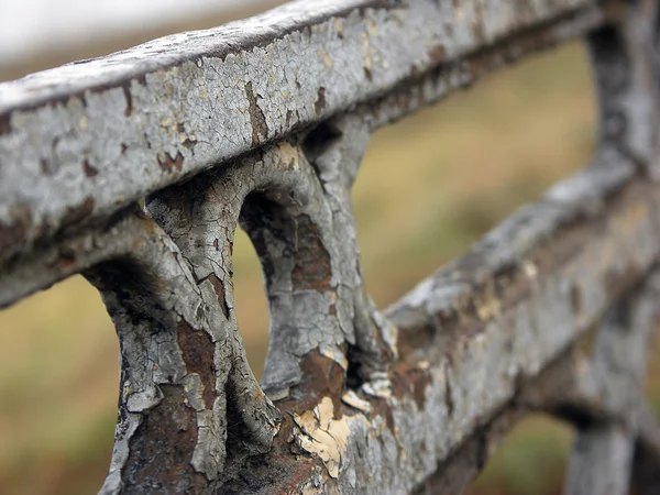 Oude ijzeren hek met verf van brug peeling in Tver, Rusland — Stockfoto