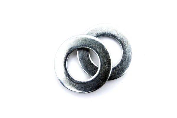 Due grandi rondelle metalliche lucide in acciaio su sfondo bianco isolato — Foto Stock