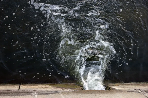 Einleitung von Wasser aus städtischen Kanälen in den Fluss, Moos — Stockfoto