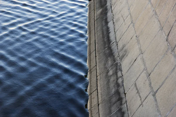 Blue water's edge i granitowe nabrzeże rzeki Mosciw — Zdjęcie stockowe