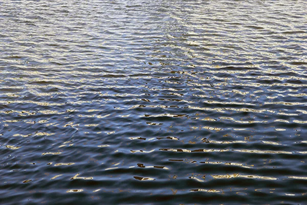 Wellen auf dem blauen Wasser des Moskauer Flusses aus nächster Nähe — Stockfoto