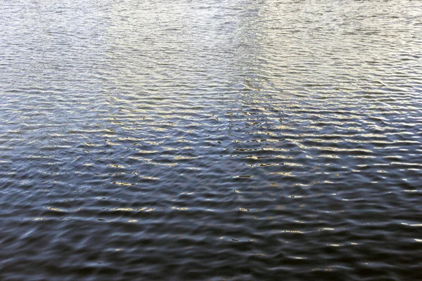 Wellen auf dem blauen Wasser des Moskauer Flusses aus nächster Nähe — Stockfoto