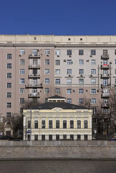 Небольшое желтое здание в классическом стиле классицизма на заднем плане — стоковое фото