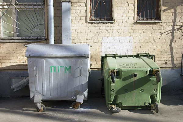 Dos viejos contenedores de metal en el patio del edificio residencial — Foto de Stock