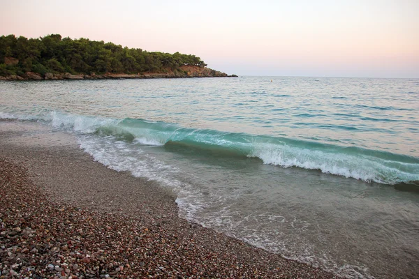 Hatta'Türk kıyısında Akdeniz'in mavi deniz dalga — Stok fotoğraf