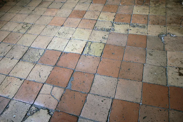 Stary pęknięty kolorze terakoty płytki ceramiczne podłogowe — Zdjęcie stockowe