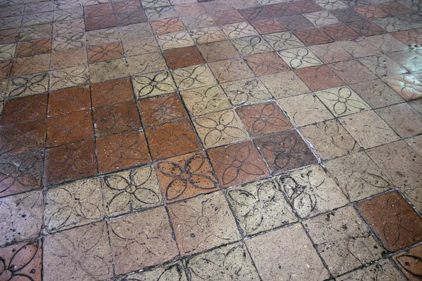 昔割れた陶磁器の床タイル テラコッタ色 — ストック写真