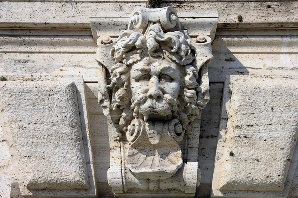 Sculpture médiévale en pierre romaine sur le mur du bâtiment en forme de o — Photo