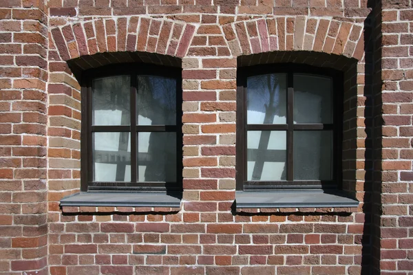 Mos の通りに 2 つの窓が建物の古い赤レンガの壁 — ストック写真